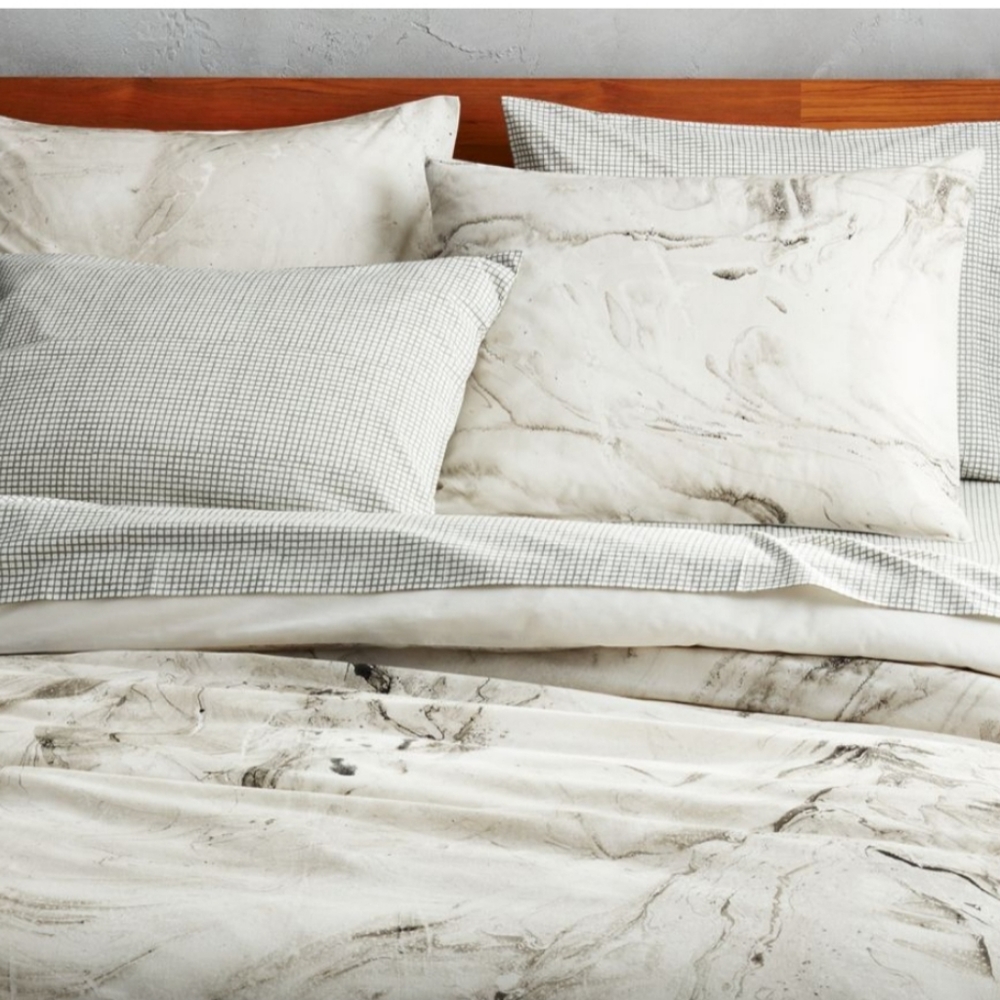 CB2 Marbelized duvet 100% cotton Queen with 3 shams like new condition